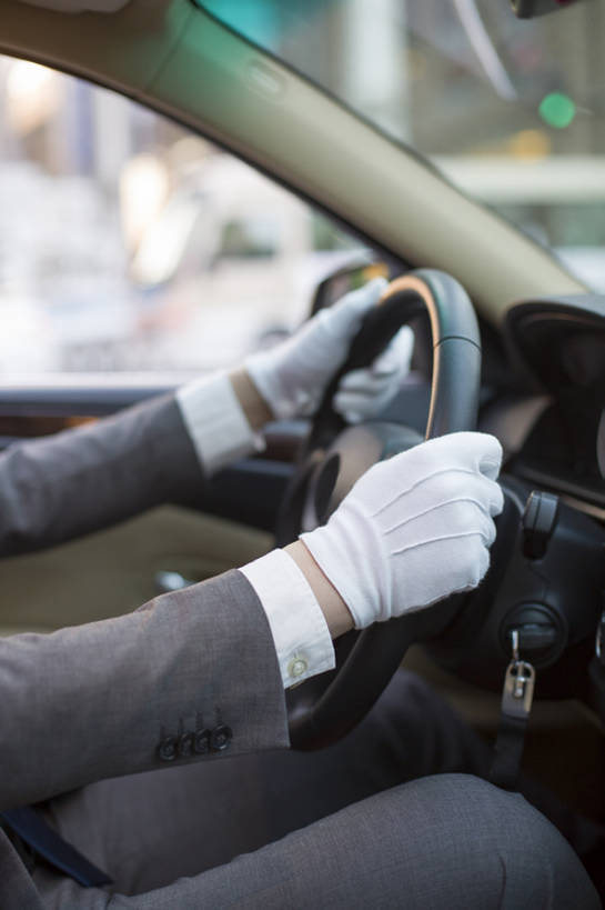 东方人,成年人,手,一个人,服务员,司机,竖图,室外,白天,商务,城市,汽车,北京,中国,亚洲,仅一个男性,仅一个人,握,套装,工作,机动车,现代,车,仅一个年轻男性,白色,方向盘,手套,交通工具,轿车,开车,职业,服务,握着,财富,运输,摄影,生活方式,协助,部分,便利,载具,华贵,驾驶室,驾车,豪华轿车,驾驶座,东亚,技能,男人,男性,年轻男性,亚洲人,中国人,年轻人,手臂,服务生,驾驶员,侍者,坐着,彩图,代驾,家用车,bj175