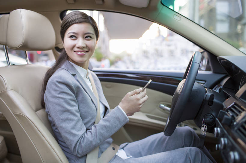 东方人,成年人,一个人,商务人士,司机,商务女性,笑,微笑,露齿笑,横图,室外,白天,侧面,商务,快乐,幸福,安全,信心,技术,城市,汽车,手机,北京,中国,亚洲,仅一个年轻女性,仅一个女性,仅一个人,捆扎,连接,握,套装,机动车,联系,现代,座位,车,安全带,方向盘,交通工具,轿车,开车,职业,舒服,握着,财富,运输,摄影,生活方式,保护,扣,便利,舒适,享乐,载具,华贵,驾驶室,驾车,豪华轿车,车座,智能手机,驾驶座,东亚,保险带,无线电技术,技能,危险,年轻女性,女人,女性,亚洲人,中国人,年轻人,白领,沟通,坐着,彩图,欢乐,家用车,bj175