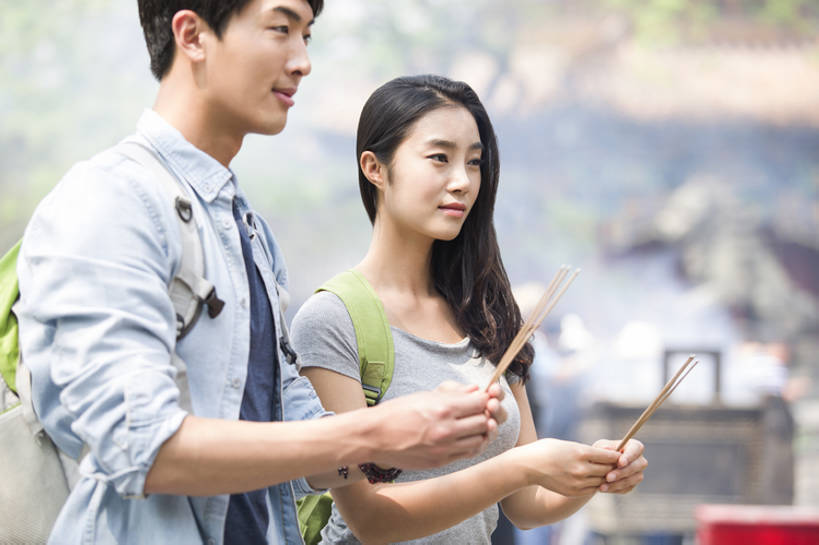 东方人,成年人,两个人,学生,寺庙,横图,室外,白天,侧面,爱情,旅游,度假,运气,名胜古迹,标志建筑,城市,地标,建筑,北京,中国,亚洲,行人,游客,游人,连接,握,并排,包,建筑群,浪漫,燃烧,T恤,休闲装,娱乐,建设,传统,路人,旅客,背包,祈祷,站着,享受,休闲,温暖,温馨,熏香,旅游胜地,恩爱,放松,亲密,握着,许愿,约会,恋人,摄影,宗教,佛教,生活方式,保护,和睦,中国文化,东亚,宗教用品,东亚文化,背包客,陪同,雍和宫,古代文明,陪伴,过客,男人,男性,年轻男性,年轻女性,女人,女性,亚洲人,中国人,年轻人,情侣,大学生,休闲活动,半身,彩图,旅行,礼拜堂,伴侣,融洽,传统文化,伴随,bj175