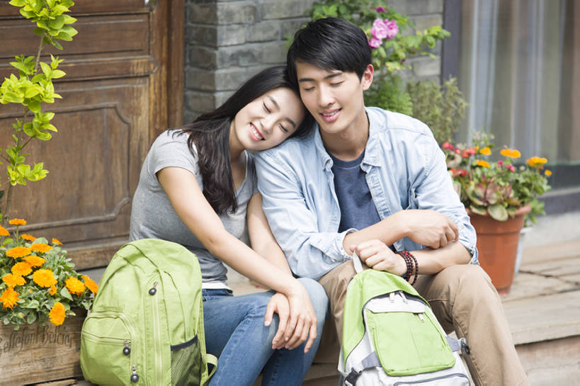 东方人,成年人,两个人,学生,笑,微笑,露齿笑,横图,室外,白天,正面,爱情,旅游,度假,快乐,幸福,城市,胡同,北京,中国,亚洲,行人,游客,游人,连接,并排,包,浪漫,T恤,休闲装,路人,旅客,花,靠,靠着,休息,休闲,温暖,温馨,恩爱,亲密,约会,恋人,摄影,生活方式,和睦,享乐,东亚,陪同,陪伴,过客,无忧无虑,男人,男性,年轻男性,年轻女性,女人,女性,亚洲人,中国人,年轻人,情侣,大学生,休闲活动,闭着眼睛,坐着,彩图,旅行,欢乐,伴侣,融洽,伴随,bj175