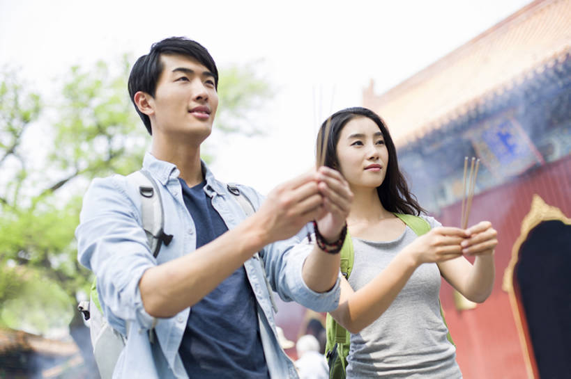 东方人,成年人,两个人,学生,寺庙,横图,室外,白天,正面,爱情,旅游,度假,运气,名胜古迹,标志建筑,城市,地标,建筑,北京,中国,亚洲,行人,游客,游人,连接,握,并排,包,建筑群,浪漫,燃烧,T恤,休闲装,娱乐,建设,传统,路人,旅客,背包,祈祷,站着,享受,休闲,温暖,温馨,熏香,旅游胜地,恩爱,放松,亲密,握着,许愿,约会,恋人,摄影,宗教,佛教,生活方式,保护,和睦,中国文化,东亚,宗教用品,东亚文化,背包客,陪同,雍和宫,古代文明,陪伴,过客,男人,男性,年轻男性,年轻女性,女人,女性,亚洲人,中国人,年轻人,情侣,大学生,休闲活动,半身,彩图,旅行,礼拜堂,伴侣,融洽,传统文化,伴随,bj175