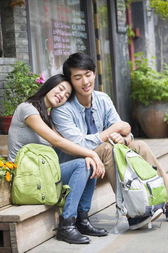 东方人,成年人,两个人,学生,笑,微笑,露齿笑,竖图,室外,白天,正面,爱情,旅游,度假,快乐,幸福,城市,胡同,北京,中国,亚洲,行人,游客,游人,连接,并排,包,浪漫,T恤,休闲装,路人,旅客,花,靠,靠着,休息,休闲,温暖,温馨,恩爱,亲密,约会,恋人,摄影,生活方式,和睦,享乐,东亚,陪同,陪伴,过客,无忧无虑,男人,男性,年轻男性,年轻女性,女人,女性,亚洲人,中国人,年轻人,情侣,大学生,休闲活动,闭着眼睛,坐着,彩图,全身,旅行,欢乐,伴侣,融洽,伴随,bj175