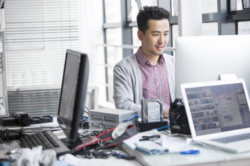 东方人,成年人,中年人,一个人,商务人士,摄影师,商务男性,办公室,笑,微笑,露齿笑,横图,室内,白天,正面,衬衫,商务,快乐,幸福,信心,电脑,笔记本电脑,显示器,互联网,技术,窗户,城市,相机,北京,中国,亚洲,仅一个男性,仅一个人,仅一个中年男性,连接,敲打,套装,工作,网络,屏幕,办公用品,联系,凌乱,休闲装,输入,输入设备,通讯设备,现代,数码相机,打字,看,职业,台式电脑,办公大楼,摄影,生活方式,单反相机,点击,敲击,便利,创造力,专心,享乐,企业,公司,努力,通信设备,忙碌,商务装,网上冲浪,工薪阶层,创新,输出设备,东亚,摄影器材,硬盘驱动器,无线电技术,电脑一体机,上网,按键,计算机,男人,男性,中年男性,亚洲人,中国人,白领,上班族,沟通,坐着,半身,彩图,衬衣,欢乐,办公室职员,幕后,传媒,bj175