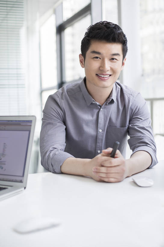 东方人,成年人,一个人,商务人士,商务男性,办公室,笑,微笑,露齿笑,竖图,室内,白天,正面,衬衫,商务,快乐,幸福,信心,笔记本电脑,技术,窗户,桌子,城市,北京,中国,亚洲,仅一个男性,仅一个人,握,套装,工作,办公用品,注视,干净,现代,书桌,仅一个年轻男性,观察,看,职业,办公大楼,握着,摄影,生活方式,观看,察看,享乐,企业,公司,关注,肖像,商务装,工薪阶层,东亚,无线电技术,男人,男性,年轻男性,亚洲人,中国人,年轻人,白领,上班族,坐着,半身,彩图,衬衣,欢乐,毡尖笔,办公室职员,开领,bj175
