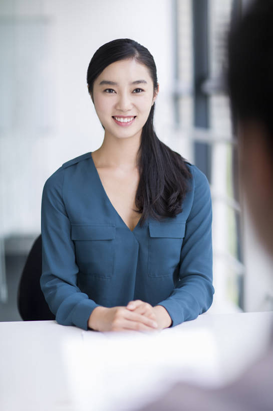 东方人,成年人,两个人,同事,商务人士,商务男性,商务女性,办公室,笑,微笑,露齿笑,竖图,室内,白天,正面,衬衫,商务,快乐,幸福,成功,合作,团队,集体,信心,桌子,城市,北京,中国,亚洲,连接,套装,开会,会议,休闲装,现代,书桌,队伍,职业,面对面,办公大楼,摄影,生活方式,面试,领导,享乐,经理,企业,公司,成就,商务装,合伙,领袖,工薪阶层,东亚,采访,求职,招聘,男人,男性,年轻男性,年轻女性,女人,女性,亚洲人,中国人,年轻人,白领,上班族,说话,坐着,半身,彩图,衬衣,欢乐,口试,办公室职员,人力资源,商务会议,面试官,bj175