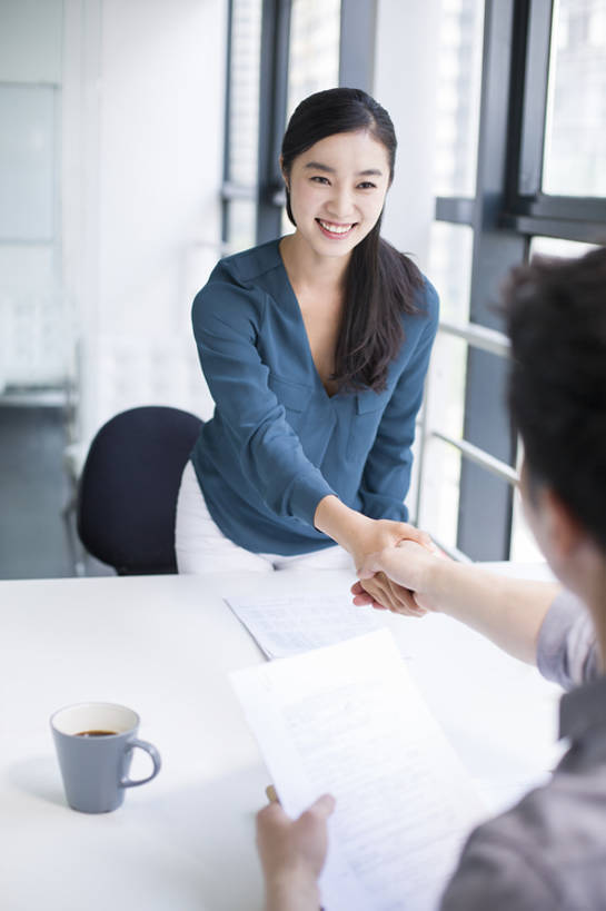 咖啡,东方人,成年人,脸,头,脸颊,两个人,同事,商务人士,商务男性,商务女性,办公室,握手,笑,微笑,露齿笑,竖图,室内,白天,正面,衬衫,商务,快乐,幸福,成功,合作,团队,集体,信心,窗户,桌子,城市,杯子,北京,中国,亚洲,弯腰,套装,开会,会议,纸,食品,咖啡杯,饮品,休闲装,现代,书桌,队伍,饮食,肩膀,食物,饮料,站着,职业,面对面,办公大楼,摄影,生活方式,面试,礼节,领导,简历,享乐,经理,企业,公司,成就,可口,问候,商务装,合伙,领袖,工薪阶层,东亚,采访,求职,尊敬,适口,招聘,男人,男性,年轻男性,年轻女性,女人,女性,亚洲人,中国人,年轻人,头部,脸部,脸蛋,面部,白领,上班族,说话,坐着,彩图,衬衣,欢乐,口试,办公室职员,人力资源,商务会议,面试官,bj175