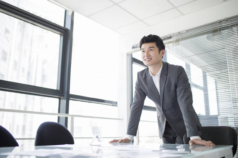 东方人,成年人,一个人,商务人士,工程师,技术人员,商务男性,办公室,会议室,笑,微笑,露齿笑,横图,室内,白天,正面,衬衫,商务,快乐,幸福,智慧,信心,计划,显示器,互联网,技术,窗户,桌子,城市,杯子,北京,中国,亚洲,仅一个男性,仅一个人,弯腰,套装,正装,透明,工作,屏幕,纸,会议桌,触摸屏,显示屏,现代,玻璃制品,仅一个年轻男性,模型,水杯,看,站着,职业,规划,摄影,生活方式,触控板,创造力,享乐,效率,企业,公司,努力,液晶显示器,商务装,便携式,工薪阶层,平板电脑,输出设备,东亚,发展,策略,无线电技术,技能,男人,男性,亚洲人,中国人,年轻人,白领,上班族,设计,玻璃杯,技术员,彩图,衬衣,欢乐,办公室职员,计算机软件,程序员,开领,bj175