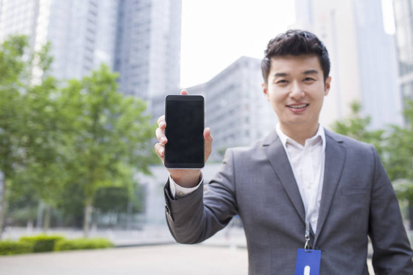 东方人,成年人,一个人,商务人士,工程师,技术人员,商务男性,笑,微笑,露齿笑,横图,室外,白天,正面,衬衫,度假,商务,快乐,幸福,信心,互联网,技术,美景,城市风光,城市,建筑,手机,北京,中国,亚洲,仅一个男性,仅一个人,连接,握,套装,正装,工作,屏幕,景观,触摸屏,首都,联系,注视,娱乐,现代,仅一个年轻男性,观察,看,站着,职业,享受,休闲,办公大楼,景色,放松,握着,金融,摄影,介绍,生活方式,经济,观看,察看,便利,创造力,享乐,都市风光,关注,门卡,出示,商务装,便携式,市区,贸易,工薪阶层,智能手机,东亚,发展,中华人民共和国,北京市,京,北平,华北地区,无线电技术,技能,金融区,男人,男性,年轻男性,亚洲人,中国人,年轻人,白领,上班族,设计,技术员,半身,彩图,衬衣,欢乐,商业,高层建筑,北京CBD,北京商务中心区,中国北京大北窑,办公室职员,计算机软件,程序员,开领,bj175