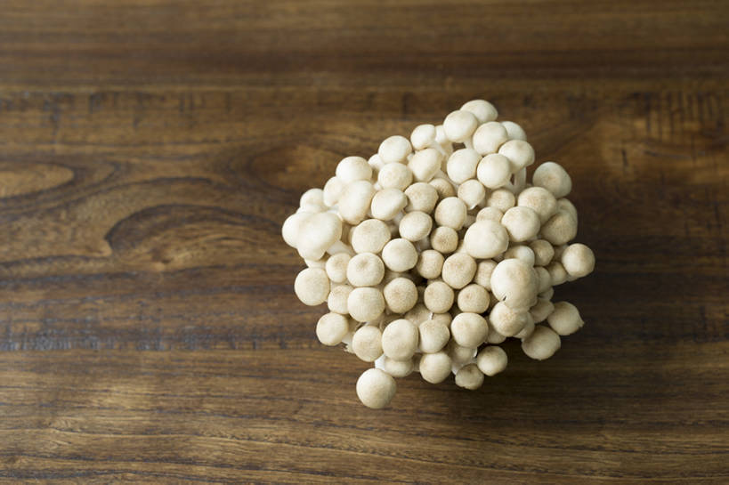 无人,横图,俯视,特写,留白,建材,建筑,蔬菜,静物,北京,中国,亚洲,准备,丰富,材料,木板,木材,蘑菇,生食,美味,食品,案板,饮品,营养,饮食,餐饮,木柴,食物,饮料,健康,素食,食用菌,摄影,建造,有机食品,木料,褐色背景,维生素,真菌,膳食,可口,清新,东亚,健康食物,姬菇,适口,蟹味菇,彩图,影棚拍摄,bj175