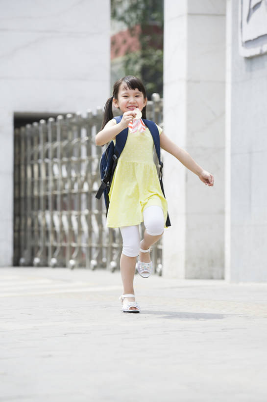 东方人,儿童,一个人,学生,学校,教学楼,站,跑,笑,微笑,露齿笑,竖图,室外,白天,正面,度假,快乐,兴奋,幸福,纯洁,骄傲,成功,胜利,美景,城市风光,城市,建筑,北京,中国,亚洲,仅一个女性,仅一个人,握,包,书包,大门,景观,门口,半空,教育,注视,休闲装,娱乐,现代,刺激,小孩,夏天,观察,看,站着,仅一个小孩,下课,享受,休闲,景色,放松,活力,季节,可爱,童年,童趣,自信,握着,摄影,介绍,生长,生活方式,观看,察看,享乐,都市风光,关注,奖牌,出示,荣誉,勋章,童真,东亚,烂漫,无邪,无忧无虑,蹦,天真,男孩,男人,男性,女孩,女人,女性,亚洲人,中国人,孩子,站立,彩图,全身,欢乐,开心,小学,男生,女生,小学生,bj175