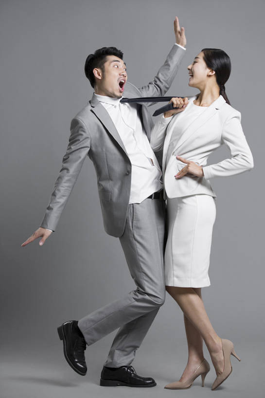 东方人,成年人,两个人,同事,商务人士,商务男性,商务女性,拉,笑,微笑,露齿笑,竖图,留白,正面,衬衫,裙子,西装,商务,时尚,快乐,幸福,成功,合作,团队,集体,信心,北京,中国,亚洲,握,灰色背景,套装,正装,领带,半空,玩,现代,手叉腰,队伍,站着,张嘴,职业,表情,面对面,调情,个性,活力,乐趣,亲密,淘气,握着,摄影,生活方式,害怕,幽默,惊吓,权威,领导,享乐,暴力,恐怖,经理,成就,商务装,合伙,领袖,张大嘴巴,工薪阶层,东亚,陪同,一套,支配,虚弱,陪伴,能力,震惊,男人,男性,年轻男性,年轻女性,女人,女性,亚洲人,中国人,年轻人,白领,上班族,张开嘴,张开手臂,彩图,全身,影棚拍摄,衬衣,欢乐,办公室职员,伴随,bj175