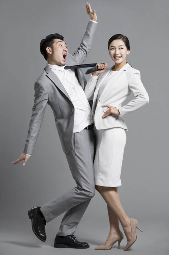 东方人,成年人,两个人,同事,商务人士,商务男性,商务女性,拉,笑,微笑,露齿笑,竖图,留白,正面,衬衫,裙子,西装,商务,时尚,快乐,幸福,成功,合作,团队,集体,信心,北京,中国,亚洲,握,灰色背景,套装,正装,领带,半空,玩,现代,手叉腰,队伍,站着,张嘴,职业,表情,调情,个性,活力,乐趣,亲密,淘气,握着,摄影,生活方式,害怕,幽默,惊吓,权威,领导,享乐,暴力,恐怖,经理,成就,商务装,合伙,领袖,张大嘴巴,工薪阶层,东亚,陪同,一套,支配,虚弱,陪伴,能力,震惊,男人,男性,年轻男性,年轻女性,女人,女性,亚洲人,中国人,年轻人,白领,上班族,张开嘴,张开手臂,彩图,全身,影棚拍摄,衬衣,欢乐,办公室职员,伴随,bj175
