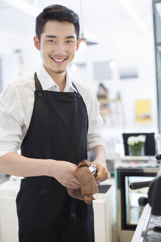 咖啡,东方人,成年人,一个人,服务员,商店,笑,微笑,露齿笑,竖图,室内,白天,正面,衬衫,时尚,快乐,幸福,信心,城市,北京,中国,亚洲,仅一个男性,仅一个人,擦,握,准备,工作,器材,围裙,食品,咖啡壶,饮品,注视,干净,抹布,现代,饮食,食物,饮料,仅一个年轻男性,把手,观察,看,站着,做,职业,零售,服务,握着,摄影,生活方式,观看,察看,研磨,享乐,咖啡机,关注,可口,清新,咖啡店,用具,逆光,东亚,热饮,技能,适口,店主,男人,男性,年轻男性,亚洲人,中国人,年轻人,服务生,侍者,清洗,彩图,欢乐,咖啡馆,咖啡师,bj175