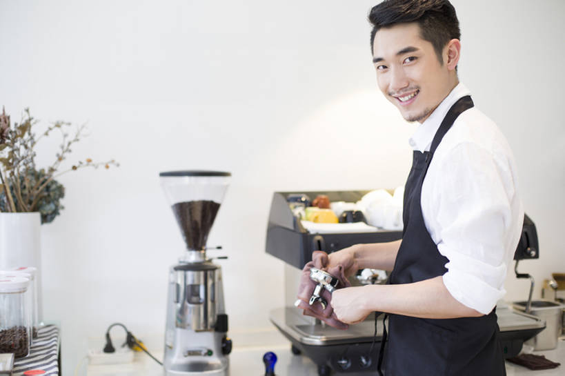 咖啡,东方人,成年人,一个人,服务员,商店,笑,微笑,露齿笑,横图,室内,白天,侧面,衬衫,时尚,快乐,幸福,信心,城市,杯子,北京,中国,亚洲,仅一个男性,仅一个人,擦,握,准备,工作,器材,围裙,食品,咖啡杯,咖啡壶,饮品,注视,干净,抹布,现代,饮食,食物,饮料,仅一个年轻男性,咖啡豆,观察,看,站着,做,职业,零售,服务,握着,摄影,生活方式,观看,察看,研磨,享乐,咖啡机,关注,可口,清新,咖啡店,用具,东亚,热饮,技能,适口,店主,男人,男性,年轻男性,亚洲人,中国人,年轻人,服务生,侍者,清洗,半身,彩图,欢乐,咖啡馆,咖啡师,bj175