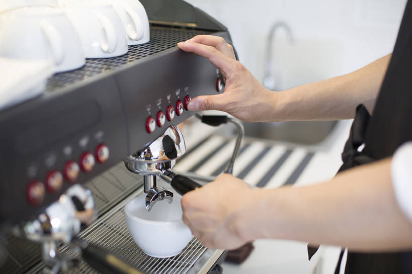 咖啡,东方人,成年人,手,一个人,服务员,商店,推,横图,室内,白天,城市,杯子,北京,中国,亚洲,仅一个男性,仅一个人,握,准备,工作,器材,食品,咖啡杯,咖啡壶,饮品,现代,饮食,食物,饮料,仅一个年轻男性,按钮,把手,站着,做,职业,零售,服务,握着,摄影,生活方式,部分,研磨,咖啡机,可口,清新,咖啡店,用具,东亚,热饮,技能,适口,店主,男人,男性,年轻男性,亚洲人,中国人,年轻人,服务生,侍者,彩图,咖啡馆,咖啡师,bj175