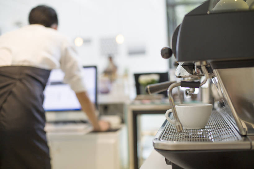 咖啡,东方人,成年人,一个人,服务员,商店,横图,室内,白天,衬衫,时尚,互联网,技术,城市,杯子,北京,中国,亚洲,仅一个男性,仅一个人,连接,弯腰,准备,工作,器材,围裙,食品,咖啡杯,咖啡壶,饮品,联系,现代,饮食,食物,饮料,仅一个年轻男性,背面,把手,站着,做,收银员,职业,零售,服务,摄影,收银台,生活方式,后背,研磨,咖啡机,可口,咖啡店,用具,网上冲浪,东亚,热饮,无线电技术,适口,店主,上网,计算机,男人,男性,年轻男性,亚洲人,中国人,年轻人,服务生,侍者,沟通,彩图,咖啡馆,咖啡师,bj175