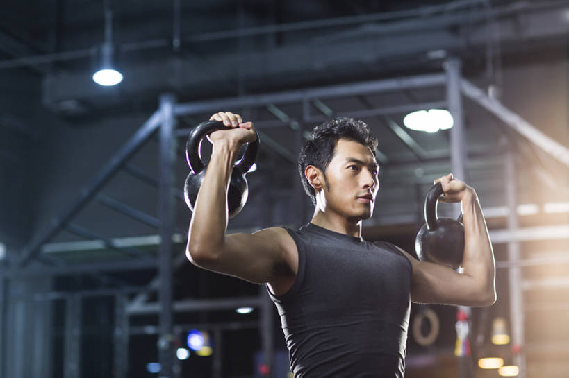 东方人,成年人,肌肉,健壮,一个人,运动员,体育馆,健身房,运动场,举,横图,室内,白天,正面,运动服,锻炼,时尚,运动,信心,举重,城市,北京,中国,亚洲,仅一个男性,仅一个人,握,服装,背心,砝码,训练,运动器械,体育场,现代,仅一个年轻男性,衣服,托,站着,健康,健身器械,活力,力量,提,握着,摄影,服饰,生活方式,提着,健美,练习,衣着,穿着,瘦身,体育器械,爱好,健身器材,塑形,塑身,逆光,弹性,东亚,肱二头肌,运动馆,衣饰,男人,男性,年轻男性,亚洲人,中国人,年轻人,举起,举手,举着,向上举,向上伸,向上托,半身,彩图,运动器材,运动装,壶铃,举重运动,健身俱乐部,bj175