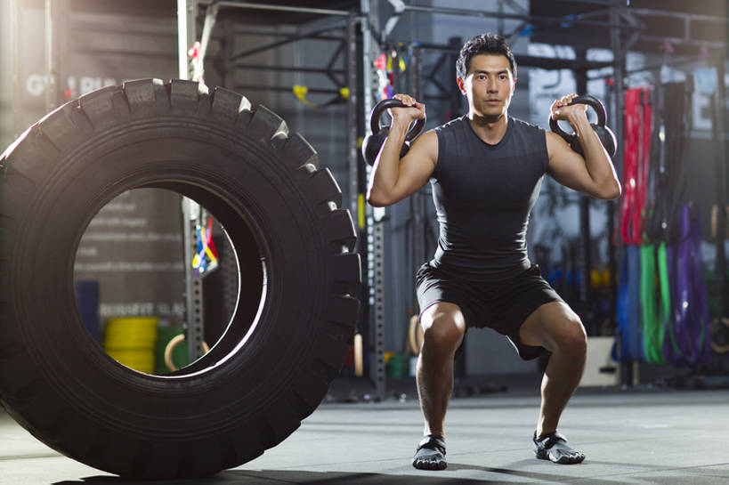 东方人,成年人,肌肉,健壮,一个人,运动员,体育馆,健身房,运动场,蹲,举,横图,室内,白天,正面,运动服,锻炼,时尚,运动,信心,举重,城市,鞋子,北京,中国,亚洲,仅一个男性,仅一个人,弯腰,握,短裤,服装,背心,砝码,训练,运动器械,体育场,现代,仅一个年轻男性,衣服,托,站着,健康,健身器械,活力,力量,提,握着,摄影,服饰,生活方式,提着,健美,练习,衣着,穿着,瘦身,体育器械,爱好,健身器材,塑形,塑身,逆光,弹性,东亚,肱二头肌,运动馆,衣饰,男人,男性,年轻男性,亚洲人,中国人,年轻人,举起,举手,举着,向上举,向上伸,向上托,彩图,全身,运动器材,运动装,壶铃,举重运动,健身俱乐部,bj175