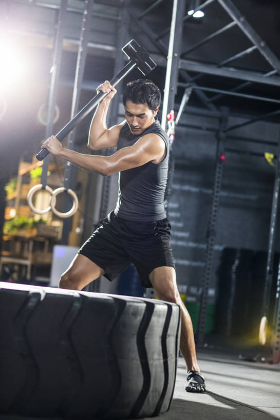 东方人,成年人,肌肉,健壮,一个人,运动员,体育馆,健身房,运动场,举,竖图,室内,白天,正面,镜头眩光,运动服,锻炼,时尚,运动,信心,吊环,举重,城市,鞋子,北京,中国,亚洲,仅一个男性,仅一个人,弯腰,握,短裤,服装,背心,锤子,砝码,训练,注视,运动器械,体育场,现代,仅一个年轻男性,衣服,轮胎,观察,看,托,站着,健康,健身器械,活力,力量,握着,摄影,服饰,生活方式,观看,动作,察看,健美,练习,衣着,穿着,关注,瘦身,体育器械,爱好,健身器材,塑形,塑身,逆光,东亚,大力士,运动馆,衣饰,男人,男性,年轻男性,亚洲人,中国人,年轻人,举起,举手,举着,向上举,向上伸,向上托,彩图,全身,运动器材,运动装,举重运动,大锤,健身俱乐部,bj175