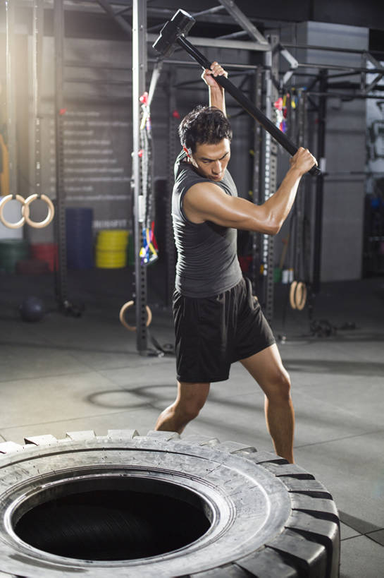 东方人,成年人,肌肉,健壮,一个人,运动员,体育馆,健身房,运动场,举,竖图,室内,白天,正面,运动服,锻炼,时尚,运动,信心,吊环,举重,城市,北京,中国,亚洲,仅一个男性,仅一个人,握,短裤,服装,背心,锤子,砝码,训练,注视,运动器械,体育场,现代,仅一个年轻男性,衣服,轮胎,观察,看,托,站着,健康,健身器械,活力,力量,握着,摄影,服饰,生活方式,观看,动作,察看,健美,练习,衣着,穿着,关注,瘦身,体育器械,爱好,健身器材,塑形,塑身,逆光,东亚,大力士,运动馆,衣饰,男人,男性,年轻男性,亚洲人,中国人,年轻人,举起,举手,举着,向上举,向上伸,向上托,彩图,运动器材,运动装,举重运动,大锤,健身俱乐部,bj175