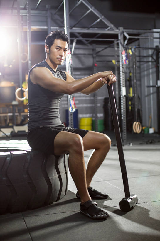 东方人,成年人,肌肉,健壮,一个人,运动员,体育馆,健身房,运动场,竖图,室内,白天,正面,镜头眩光,运动服,锻炼,时尚,运动,信心,城市,北京,中国,亚洲,仅一个男性,仅一个人,握,短裤,服装,背心,锤子,训练,注视,运动器械,体育场,仅一个年轻男性,衣服,轮胎,观察,看,休息,健康,健身器械,活力,力量,握着,摄影,服饰,生活方式,观看,察看,衣着,穿着,关注,体育器械,肖像,爱好,健身器材,塑身,逆光,东亚,运动馆,衣饰,男人,男性,年轻男性,亚洲人,中国人,年轻人,坐着,彩图,全身,运动器材,运动装,大锤,健身俱乐部,bj175