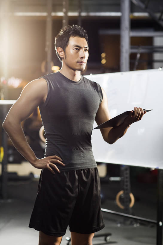 东方人,成年人,肌肉,健壮,一个人,教师,运动员,体育馆,健身房,运动场,竖图,室内,白天,正面,运动服,锻炼,时尚,运动,信心,计划,城市,北京,中国,亚洲,仅一个男性,仅一个人,握,短裤,服装,背心,训练,体育场,现代,手叉腰,仅一个年轻男性,衣服,白板,站着,教练,健康,思考,规划,活力,力量,想,握着,摄影,服饰,生活方式,衣着,穿着,决心,文档,爱好,塑身,逆光,东亚,策略,运动馆,衣饰,教员,男人,男性,年轻男性,亚洲人,中国人,年轻人,老师,彩图,先生,教练员,教练者,运动装,健身俱乐部,bj175