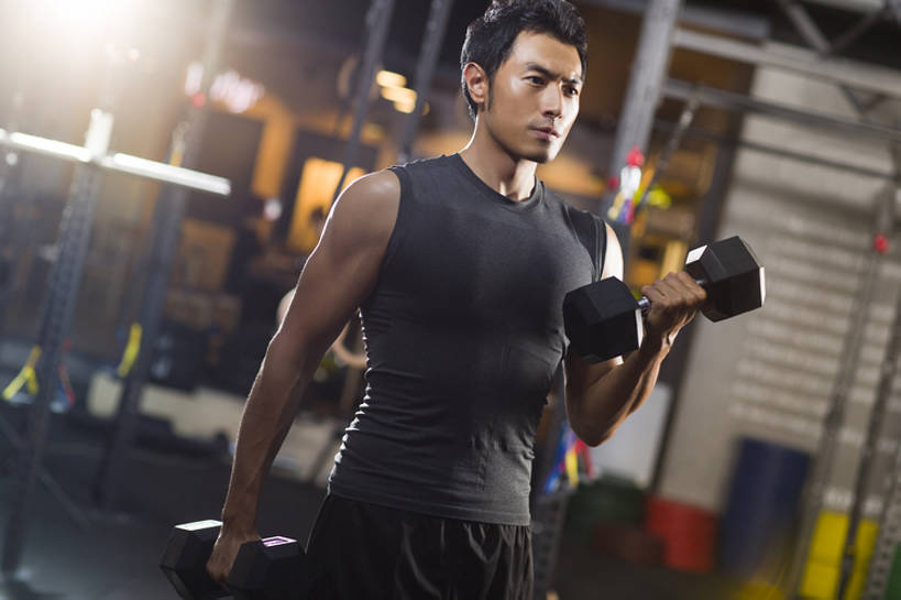 东方人,成年人,肌肉,健壮,一个人,运动员,体育馆,健身房,运动场,举,横图,室内,白天,正面,运动服,锻炼,时尚,运动,信心,举重,城市,哑铃,北京,中国,亚洲,仅一个男性,仅一个人,握,服装,背心,砝码,训练,运动器械,体育场,现代,仅一个年轻男性,衣服,托,站着,健康,健身器械,活力,力量,提,握着,摄影,服饰,生活方式,提着,健美,衣着,穿着,瘦身,体育器械,爱好,健身器材,塑形,塑身,逆光,东亚,大力士,肱二头肌,运动馆,衣饰,男人,男性,年轻男性,亚洲人,中国人,年轻人,举起,举手,举着,向上举,向上伸,向上托,彩图,运动器材,运动装,举重运动,健身俱乐部,bj175