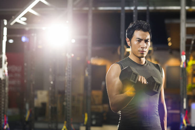 东方人,成年人,肌肉,健壮,一个人,运动员,体育馆,健身房,运动场,举,横图,室内,白天,正面,镜头眩光,运动服,锻炼,时尚,运动,信心,举重,城市,哑铃,北京,中国,亚洲,仅一个男性,仅一个人,握,服装,背心,砝码,训练,运动器械,体育场,现代,仅一个年轻男性,衣服,托,站着,健康,健身器械,活力,力量,提,握着,摄影,服饰,生活方式,提着,健美,衣着,穿着,瘦身,体育器械,爱好,健身器材,塑形,塑身,逆光,东亚,大力士,肱二头肌,运动馆,衣饰,男人,男性,年轻男性,亚洲人,中国人,年轻人,举起,举手,举着,向上举,向上伸,向上托,半身,彩图,运动器材,运动装,举重运动,健身俱乐部,bj175