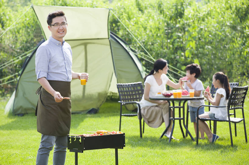 果汁,东方人,儿童,成年人,中年人,四个人,家庭,夫妻,丈夫,妻子,父母,母亲,父亲,女儿,儿子,兄弟,姐妹,站,笑,吃,微笑,露齿笑,横图,室外,白天,正面,衬衫,裙子,爱情,吃饭,旅游,度假,烧烤,午餐,快乐,幸福,纯洁,玉米,草地,草坪,美景,植物,餐桌,桌子,西瓜,杯子,餐具,水果,椅子,北京,日光,中国,亚洲,喝,连接,握,准备,短裤,丰富,围裙,眼镜,帐篷,景观,肉,美味,食品,野餐,饮品,浪漫,玩,T恤,注视,休闲装,娱乐,饮食,餐饮,架子,草,树,食物,饮料,小孩,绿色,自然,盘子,碗,夏天,观察,看,站着,享受,休闲,健康,温暖,温馨,父子,母子,一家人,面对面,短袖,景色,恩爱,放松,父爱,活力,季节,可爱,母爱,亲密,童年,童趣,握着,恋人,摄影,生长,生活方式,餐台,观看,塑料杯,环境,生态,和睦,察看,享乐,膳食,关爱,关注,可口,清新,一次性杯子,自然风光,亲情,露营,户外活动,玉米棒,童真,东亚,烂漫,无邪,健康食物,烤肉架,陪同,适口,陪伴,无忧无虑,天真,男孩,男人,男性,年轻男性,年轻女性,女孩,女人,女性,中年男性,亚洲人,中国人,孩子,年轻人,夫妇,情侣,休闲活动,站立,坐着,彩图,全身,旅行,欢乐,烤羊肉串,伴侣,融洽,男生,伴随,bj175