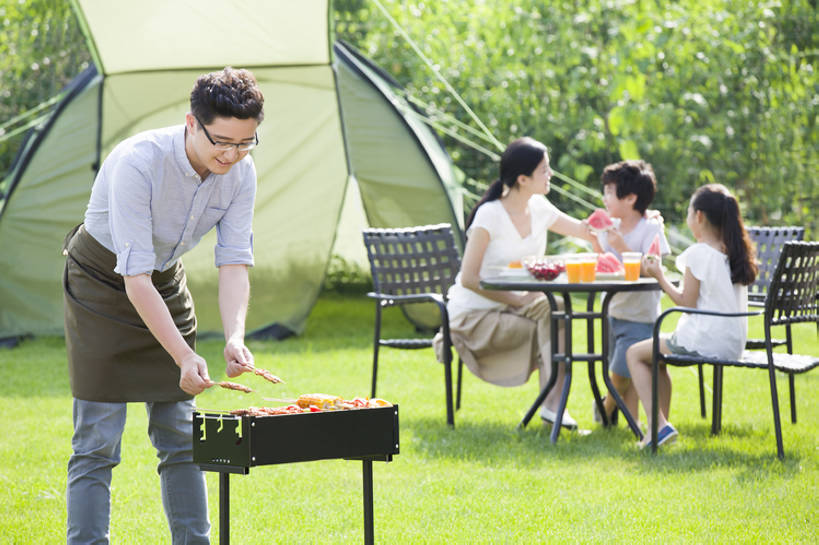 果汁,东方人,儿童,成年人,中年人,四个人,家庭,夫妻,丈夫,妻子,父母,母亲,父亲,女儿,儿子,兄弟,姐妹,站,笑,吃,微笑,露齿笑,横图,室外,白天,正面,衬衫,裙子,爱情,吃饭,旅游,度假,烧烤,午餐,快乐,幸福,纯洁,玉米,草地,草坪,美景,植物,餐桌,桌子,西瓜,杯子,餐具,水果,椅子,北京,日光,中国,亚洲,喝,连接,弯腰,握,准备,短裤,丰富,围裙,眼镜,帐篷,景观,肉,美味,食品,野餐,饮品,浪漫,玩,T恤,休闲装,娱乐,饮食,餐饮,架子,草,树,食物,饮料,小孩,绿色,自然,盘子,碗,夏天,站着,享受,休闲,健康,温暖,温馨,父子,母子,一家人,短袖,景色,恩爱,放松,父爱,活力,季节,可爱,母爱,亲密,童年,童趣,握着,恋人,摄影,生长,生活方式,餐台,塑料杯,环境,生态,和睦,享乐,膳食,关爱,可口,清新,一次性杯子,自然风光,亲情,露营,户外活动,玉米棒,童真,东亚,烂漫,无邪,健康食物,烤肉架,陪同,适口,陪伴,无忧无虑,天真,男孩,男人,男性,年轻男性,年轻女性,女孩,女人,女性,中年男性,亚洲人,中国人,孩子,年轻人,夫妇,情侣,休闲活动,站立,坐着,彩图,全身,旅行,欢乐,烤羊肉串,伴侣,融洽,男生,伴随,bj175