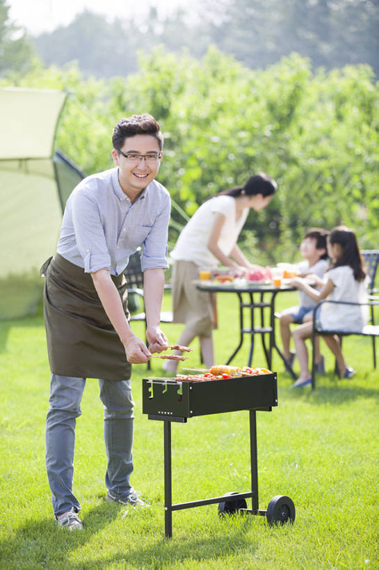 果汁,东方人,儿童,成年人,中年人,四个人,家庭,夫妻,丈夫,妻子,父母,母亲,父亲,女儿,儿子,兄弟,姐妹,站,笑,吃,微笑,露齿笑,竖图,室外,白天,正面,衬衫,裙子,爱情,吃饭,旅游,度假,烧烤,午餐,快乐,幸福,纯洁,玉米,草地,草坪,美景,植物,餐桌,桌子,西瓜,杯子,餐具,水果,椅子,北京,日光,中国,亚洲,喝,连接,弯腰,握,准备,短裤,丰富,围裙,眼镜,帐篷,景观,肉,美味,食品,野餐,饮品,浪漫,玩,T恤,注视,休闲装,娱乐,饮食,餐饮,架子,草,树,食物,饮料,小孩,绿色,自然,盘子,碗,夏天,观察,看,站着,享受,休闲,健康,温暖,温馨,父子,母子,一家人,短袖,景色,恩爱,放松,父爱,活力,季节,可爱,母爱,亲密,童年,童趣,握着,恋人,摄影,生长,生活方式,餐台,观看,塑料杯,环境,生态,和睦,察看,享乐,膳食,关爱,关注,可口,清新,一次性杯子,自然风光,亲情,露营,户外活动,玉米棒,童真,东亚,烂漫,无邪,健康食物,烤肉架,陪同,适口,陪伴,无忧无虑,天真,男孩,男人,男性,年轻男性,年轻女性,女孩,女人,女性,中年男性,亚洲人,中国人,孩子,年轻人,夫妇,情侣,休闲活动,站立,坐着,彩图,全身,旅行,欢乐,烤羊肉串,伴侣,融洽,男生,伴随,bj175