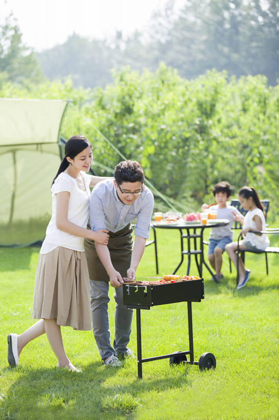 果汁,东方人,儿童,成年人,中年人,四个人,家庭,夫妻,丈夫,妻子,父母,母亲,父亲,女儿,儿子,兄弟,姐妹,站,笑,吃,微笑,露齿笑,竖图,室外,白天,正面,衬衫,裙子,爱情,吃饭,旅游,度假,烧烤,午餐,快乐,幸福,纯洁,玉米,草地,草坪,美景,植物,餐桌,桌子,西瓜,杯子,餐具,水果,椅子,北京,日光,中国,亚洲,喝,连接,弯腰,握,准备,短裤,丰富,围裙,眼镜,帐篷,景观,肉,美味,食品,野餐,饮品,浪漫,玩,T恤,注视,休闲装,娱乐,饮食,餐饮,架子,草,树,食物,饮料,小孩,绿色,自然,盘子,碗,夏天,观察,看,站着,享受,休闲,健康,温暖,温馨,父子,母子,一家人,短袖,景色,恩爱,放松,父爱,活力,季节,可爱,母爱,亲密,童年,童趣,搭,握着,恋人,摄影,生长,生活方式,餐台,观看,塑料杯,环境,生态,和睦,察看,享乐,膳食,搭着,关爱,关注,可口,清新,一次性杯子,自然风光,亲情,露营,户外活动,玉米棒,童真,东亚,烂漫,无邪,健康食物,烤肉架,陪同,适口,陪伴,无忧无虑,天真,男孩,男人,男性,年轻男性,年轻女性,女孩,女人,女性,中年男性,亚洲人,中国人,孩子,年轻人,夫妇,情侣,休闲活动,站立,坐着,彩图,全身,旅行,欢乐,烤羊肉串,伴侣,融洽,男生,伴随,bj175