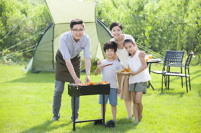 果汁,东方人,儿童,成年人,中年人,四个人,家庭,夫妻,丈夫,妻子,父母,母亲,父亲,女儿,儿子,兄弟,姐妹,站,笑,吃,微笑,露齿笑,横图,室外,白天,正面,衬衫,裙子,爱情,吃饭,旅游,度假,烧烤,午餐,快乐,幸福,纯洁,玉米,草地,草坪,美景,植物,餐桌,桌子,杯子,餐具,椅子,北京,日光,中国,亚洲,喝,连接,弯腰,握,准备,短裤,丰富,围裙,眼镜,帐篷,景观,肉,美味,食品,野餐,饮品,浪漫,玩,T恤,注视,休闲装,娱乐,饮食,餐饮,架子,草,树,食物,饮料,小孩,绿色,自然,盘子,夏天,观察,看,站着,享受,休闲,健康,温暖,温馨,父子,母子,一家人,短袖,景色,恩爱,放松,父爱,活力,季节,可爱,母爱,亲密,童年,童趣,搭,握着,恋人,摄影,生长,生活方式,餐台,观看,塑料杯,环境,生态,和睦,察看,享乐,合影,膳食,搭着,关爱,关注,可口,清新,一次性杯子,自然风光,亲情,肖像,露营,户外活动,玉米棒,童真,东亚,烂漫,无邪,健康食物,烤肉架,陪同,适口,陪伴,无忧无虑,天真,男孩,男人,男性,年轻男性,年轻女性,女孩,女人,女性,中年男性,亚洲人,中国人,孩子,年轻人,夫妇,情侣,全家福,休闲活动,站立,坐着,彩图,全身,旅行,欢乐,烤羊肉串,伴侣,融洽,男生,伴随,bj175