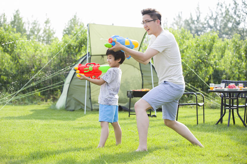 东方人,儿童,成年人,中年人,两个人,家庭,父母,父亲,儿子,站,笑,微笑,露齿笑,横图,室外,白天,侧面,旅游,度假,烧烤,快乐,兴奋,幸福,纯洁,射击,草地,草坪,美景,水,餐桌,桌子,玩具,椅子,北京,日光,中国,亚洲,连接,湿,握,短裤,溅,枪,眼镜,帐篷,景观,食品,野餐,玩,T恤,休闲装,光脚,娱乐,刺激,草,小孩,绿色,自然,夏天,站着,享受,休闲,健康,温暖,温馨,父子,一家人,赤脚,景色,放松,活力,季节,可爱,乐趣,亲密,淘气,童年,童趣,握着,摄影,生长,生活方式,餐台,张开双腿,环境,和睦,享乐,关爱,自然风光,亲情,露营,户外活动,童真,东亚,烂漫,无邪,陪同,喷出,陪伴,展开双腿,无忧无虑,玩具水枪,天真,男孩,男人,男性,中年男性,亚洲人,中国人,孩子,休闲活动,站立,彩图,全身,欢乐,融洽,点滴,男生,伸展双腿,伴随,bj175