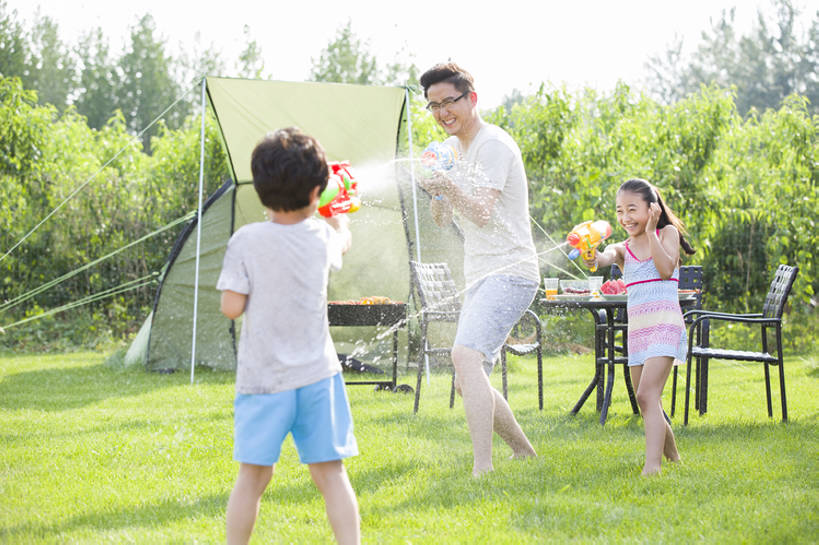 东方人,儿童,成年人,中年人,三个人,四个人,家庭,夫妻,父母,母亲,父亲,女儿,儿子,兄弟,姐妹,站,笑,微笑,露齿笑,横图,室外,白天,正面,爱情,旅游,度假,烧烤,快乐,兴奋,幸福,纯洁,射击,草地,草坪,美景,水,餐桌,桌子,玩具,椅子,北京,日光,中国,亚洲,连接,湿,握,短裤,溅,枪,眼镜,帐篷,景观,野餐,浪漫,玩,T恤,休闲装,光脚,娱乐,刺激,草,小孩,绿色,自然,夏天,站着,享受,休闲,健康,温暖,温馨,父子,母子,一家人,面对面,赤脚,景色,恩爱,放松,父爱,活力,季节,可爱,乐趣,母爱,亲密,淘气,童年,童趣,握着,恋人,摄影,生长,生活方式,餐台,张开双腿,吊带裙,环境,和睦,享乐,关爱,自然风光,亲情,露营,户外活动,童真,东亚,烂漫,无邪,陪同,喷出,陪伴,展开双腿,无忧无虑,玩具水枪,天真,男孩,男人,男性,年轻男性,年轻女性,女孩,女人,女性,中年男性,亚洲人,中国人,孩子,年轻人,夫妇,情侣,休闲活动,站立,彩图,全身,欢乐,伴侣,融洽,点滴,男生,伸展双腿,伴随,bj175