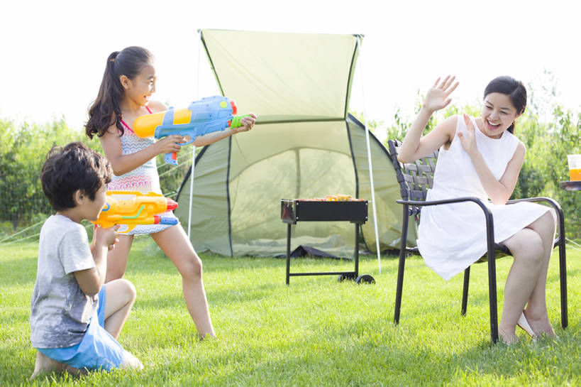 东方人,儿童,成年人,三个人,四个人,家庭,夫妻,父母,母亲,父亲,女儿,儿子,兄弟,姐妹,站,笑,微笑,露齿笑,横图,室外,白天,正面,裙子,爱情,旅游,度假,烧烤,快乐,兴奋,幸福,纯洁,草地,草坪,美景,餐桌,桌子,玩具,椅子,北京,日光,中国,亚洲,连接,握,短裤,枪,帐篷,景观,野餐,浪漫,玩,T恤,休闲装,光脚,娱乐,刺激,草,小孩,绿色,自然,夏天,站着,享受,休闲,健康,温暖,温馨,父子,母子,一家人,面对面,赤脚,景色,恩爱,放松,父爱,活力,季节,可爱,乐趣,母爱,亲密,淘气,童年,童趣,握着,恋人,摄影,生长,生活方式,餐台,吊带裙,环境,和睦,享乐,关爱,自然风光,亲情,露营,户外活动,童真,东亚,烂漫,无邪,陪同,陪伴,无忧无虑,玩具水枪,天真,男孩,男人,男性,年轻男性,年轻女性,女孩,女人,女性,亚洲人,中国人,孩子,年轻人,夫妇,情侣,休闲活动,站立,坐着,彩图,全身,欢乐,伴侣,融洽,男生,闪避,伴随,bj175