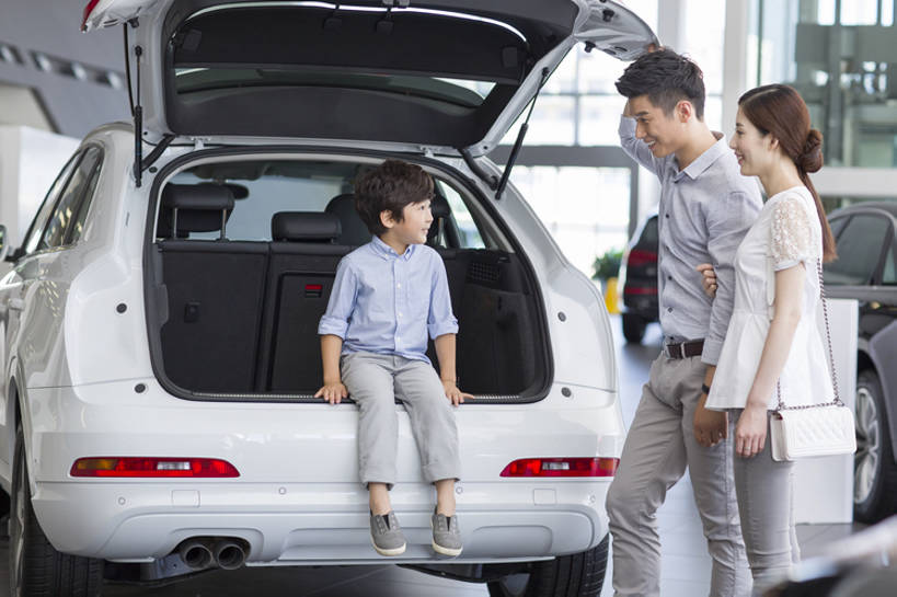 东方人,儿童,成年人,三个人,家庭,丈夫,妻子,父母,母亲,父亲,儿子,商店,站,笑,微笑,露齿笑,横图,室内,白天,正面,衬衫,购物,时尚,快乐,幸福,纯洁,消费,城市,汽车,北京,中国,亚洲,勾,连接,挽,开,检查,包,商品,机动车,挎包,休闲装,现代,顾客,车,小孩,后备箱,交通工具,轿车,站着,休闲,温暖,温馨,一家人,面对面,短袖,可爱,零售,亲密,童年,童趣,勾着,财富,金融,运输,摄影,生长,生活方式,查看,展览,展厅,和睦,便利,享乐,挑选,购买,关爱,载具,亲情,华贵,选择,豪华轿车,挽着,选购,贸易,童真,东亚,烂漫,无邪,陪同,血拼,陪伴,陈列室,无忧无虑,天真,男孩,男人,男性,年轻男性,年轻女性,女人,女性,亚洲人,中国人,孩子,年轻人,情侣,站立,坐着,彩图,全身,欢乐,融洽,男生,多功能车,开领,家用车,伴随,bj175