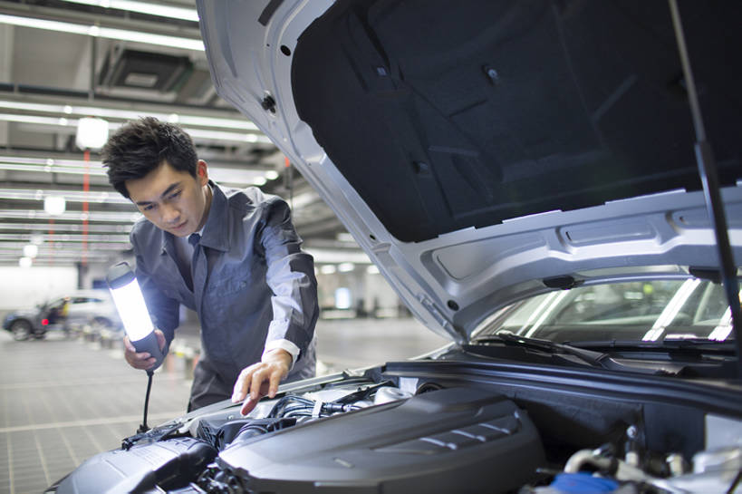 东方人,成年人,一个人,服务员,修理工,工程师,技术人员,工厂,商店,横图,室内,白天,正面,信心,车间,零件,城市,汽车,北京,中国,亚洲,仅一个男性,仅一个人,弯腰,握,检查,工作,机动车,注视,现代,车,工人,仅一个年轻男性,交通工具,轿车,观察,看,站着,职业,发动机,服务,握着,运输,摄影,生活方式,查看,观看,修理,展厅,照亮,察看,专心,照明设备,关注,载具,防护服,问题,手电筒,修理厂,引擎盖,豪华轿车,汽车部件,东亚,汽车修理厂,技能,机件,认真,男人,男性,年轻男性,亚洲人,中国人,年轻人,服务生,侍者,员工,技术员,彩图,制造厂,机械工人,匠人,劳动者,体力工,技工,官位,官职,职位,工人阶级,家用车,bj175