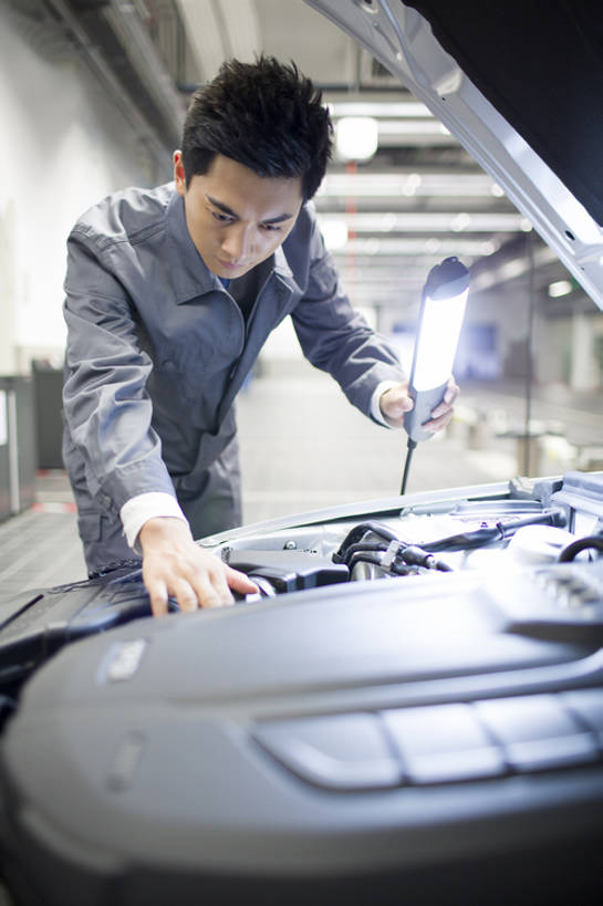 东方人,成年人,一个人,服务员,修理工,工程师,技术人员,工厂,商店,竖图,室内,白天,正面,信心,车间,零件,城市,汽车,北京,中国,亚洲,仅一个男性,仅一个人,弯腰,握,检查,工作,机动车,注视,现代,车,工人,仅一个年轻男性,交通工具,轿车,观察,看,站着,职业,发动机,服务,握着,运输,摄影,生活方式,查看,观看,修理,展厅,照亮,察看,专心,照明设备,关注,载具,防护服,问题,手电筒,修理厂,引擎盖,豪华轿车,汽车部件,东亚,汽车修理厂,技能,机件,认真,男人,男性,年轻男性,亚洲人,中国人,年轻人,服务生,侍者,员工,技术员,彩图,制造厂,机械工人,匠人,劳动者,体力工,技工,官位,官职,职位,工人阶级,家用车,bj175