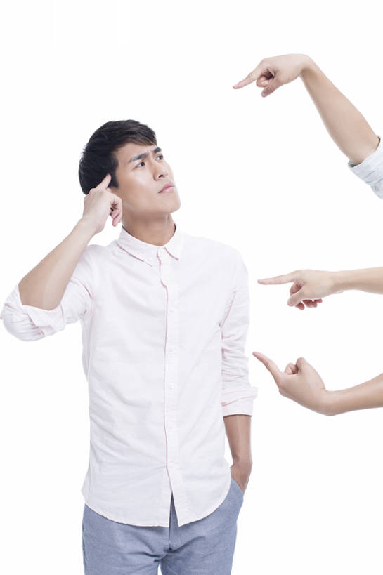 东方人,成年人,手,四个人,学生,竖图,白天,留白,抠图,白色背景,正面,衬衫,失败,北京,中国,亚洲,突出,沮丧,冲突,休闲装,手势,站着,思考,表情,皱眉,个性,想,压力,责备,摄影,悲伤,指着,伤心,难过,忧虑,问题,情绪,反差,东亚,挫败,悲哀,支配,哀痛,悲戚,悲痛,迷惑,男人,男性,年轻男性,亚洲人,中国人,年轻人,大学生,两手抄兜,仰头,彩图,影棚拍摄,打手势,bj175