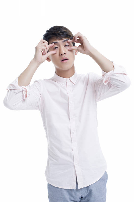 东方人,成年人,眼睛,手,一个人,学生,竖图,白天,留白,抠图,白色背景,正面,衬衫,北京,中国,亚洲,仅一个男性,仅一个人,开,倾斜,注视,休闲装,仅一个年轻男性,观察,看,手势,站着,张嘴,疲倦,摄影,观看,幽默,支撑,察看,疲劳,疲惫,关注,消极,困乏,张大嘴巴,东亚,疲乏,委顿,疲困,疲顿,疲钝,倦怠,怠倦,怠惰,男人,男性,年轻男性,亚洲人,中国人,年轻人,大学生,张开嘴,彩图,影棚拍摄,打手势,bj175