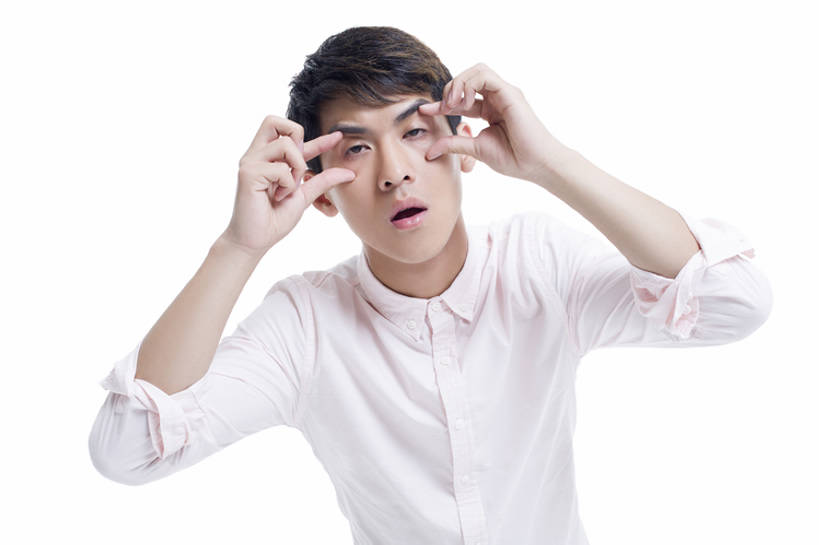 东方人,成年人,眼睛,手,一个人,学生,横图,白天,留白,抠图,白色背景,正面,衬衫,北京,中国,亚洲,仅一个男性,仅一个人,开,倾斜,注视,休闲装,仅一个年轻男性,观察,看,手势,站着,张嘴,疲倦,摄影,观看,幽默,支撑,察看,疲劳,疲惫,关注,消极,困乏,张大嘴巴,东亚,疲乏,委顿,疲困,疲顿,疲钝,倦怠,怠倦,怠惰,男人,男性,年轻男性,亚洲人,中国人,年轻人,大学生,张开嘴,半身,彩图,高角度拍摄,影棚拍摄,打手势,bj175