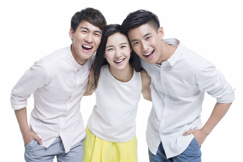 东方人,成年人,三个人,学生,笑,微笑,露齿笑,横图,白天,留白,抠图,白色背景,正面,衬衫,时尚,快乐,自由,友谊,幸福,北京,中国,亚洲,连接,弯腰,服装,并排,玩,注视,休闲装,衣服,观察,看,站着,休闲,放松,活力,亲密,搭,摄影,服饰,观看,察看,享乐,合影,衣着,穿着,搭着,关注,肖像,东亚,陪同,衣饰,陪伴,无忧无虑,团结,男人,男性,年轻男性,年轻女性,女人,女性,亚洲人,中国人,年轻人,大学生,休闲活动,两手抄兜,彩图,影棚拍摄,欢乐,伴随,bj175