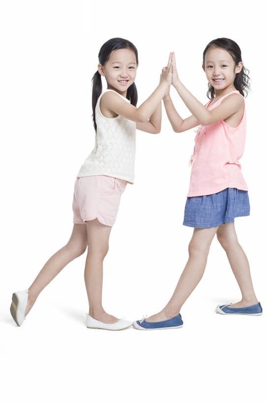 东方人,儿童,一个人,两个人,兄弟,姐妹,站,笑,鼓掌,微笑,露齿笑,竖图,室内,白天,留白,抠图,白色背景,侧面,裙子,游戏,快乐,自由,友谊,幸福,纯洁,北京,中国,亚洲,仅一个女性,仅一个人,短裤,服装,玩,注视,休闲装,小孩,衣服,夏天,观察,看,站着,仅一个小孩,休闲,季节,可爱,亲密,童年,童趣,摄影,服饰,生长,生活方式,观看,张开双腿,察看,享乐,衣着,穿着,关注,肖像,童真,东亚,烂漫,无邪,陪同,衣饰,陪伴,展开双腿,无忧无虑,天真,男孩,男人,男性,女孩,女人,女性,亚洲人,中国人,孩子,休闲活动,站立,彩图,全身,影棚拍摄,欢乐,男生,女生,伸展双腿,拍手游戏,伴随,bj175