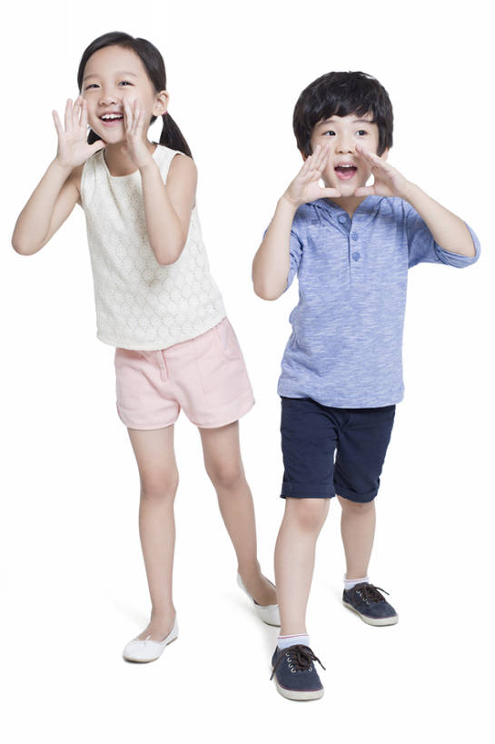 东方人,儿童,两个人,兄弟,姐妹,站,笑,微笑,露齿笑,竖图,室内,白天,留白,抠图,白色背景,正面,快乐,自由,友谊,幸福,纯洁,北京,中国,亚洲,短裤,服装,并排,大喊,休闲装,小孩,衣服,夏天,手势,站着,张嘴,活力,季节,可爱,亲密,童年,童趣,摄影,服饰,生长,生活方式,张开双腿,享乐,衣着,穿着,张大嘴巴,童真,东亚,烂漫,无邪,陪同,衣饰,经过,陪伴,展开双腿,无忧无虑,天真,男孩,男人,男性,女孩,亚洲人,中国人,孩子,张开嘴,站立,彩图,全身,影棚拍摄,欢乐,男生,打手势,伸展双腿,好消息,伴随,bj175