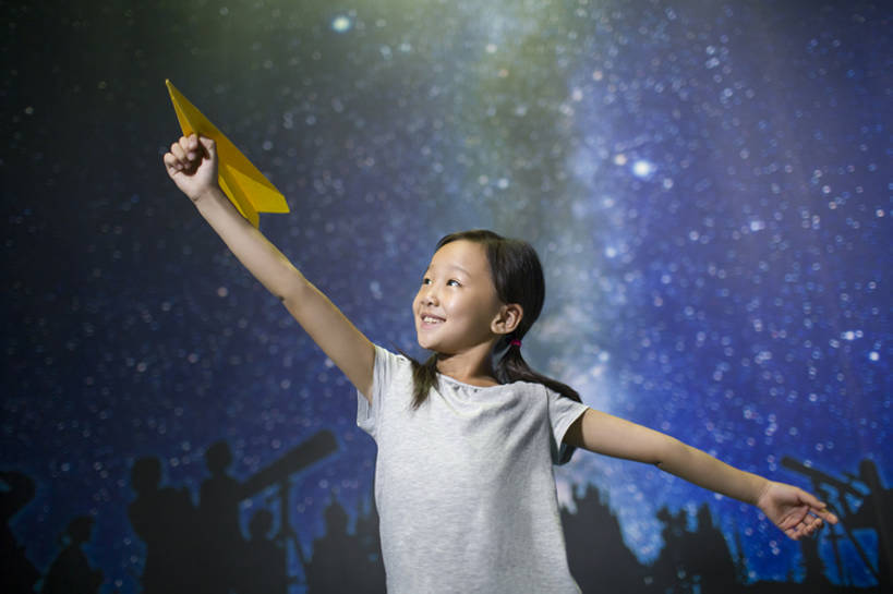 东方人,儿童,一个人,博物馆,站,举,笑,微笑,露齿笑,横图,室内,夜晚,留白,正面,快乐,探险,幸福,纯洁,神秘,飞机,北京,中国,亚洲,仅一个女性,仅一个人,握,科学,太空,光,星星,首都,玩,休闲装,现代,飞,小孩,天空,手势,托,向上看,站着,仅一个小孩,休闲,短袖,放松,可爱,乐趣,探索,童年,童趣,握着,摄影,银河,生长,生活方式,纸飞机,享乐,拜访,童真,东亚,烂漫,无邪,天文学,中华人民共和国,北京市,京,北平,华北地区,朝阳区,无忧无虑,天真,男孩,男人,男性,女孩,女人,女性,亚洲人,中国人,孩子,举起,举手,举着,向上举,向上伸,向上托,仰头,站立,张开手臂,半身,彩图,欢乐,中国科学技术馆,男生,女生,打手势,中国科技馆,好奇心,bj175