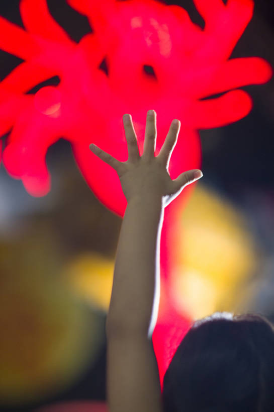 东方人,儿童,脸,头,脸颊,手,血管,一个人,博物馆,站,举,竖图,室内,留白,快乐,幸福,纯洁,神秘,北京,中国,亚洲,仅一个女性,仅一个人,科学,光,首都,玩,休闲装,现代,肩膀,小孩,背面,托,站着,仅一个小孩,休闲,放松,可爱,乐趣,探索,童年,童趣,伸手,摄影,生长,生活方式,部分,享乐,拜访,童真,东亚,烂漫,无邪,中华人民共和国,北京市,京,北平,华北地区,朝阳区,无忧无虑,天真,男孩,男人,男性,女孩,女人,女性,亚洲人,中国人,孩子,头部,脸部,脸蛋,面部,触摸,举起,举手,举着,向上举,向上伸,向上托,站立,张开手臂,彩图,欢乐,中国科学技术馆,男生,女生,中国科技馆,好奇心,bj175