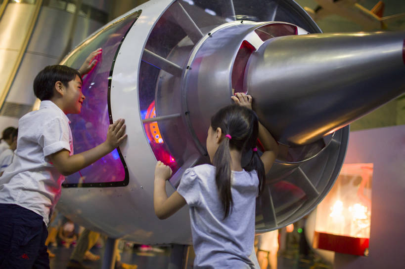 东方人,儿童,两个人,兄弟,姐妹,博物馆,站,笑,微笑,露齿笑,横图,室内,快乐,友谊,幸福,纯洁,北京,中国,亚洲,行人,游客,游人,学习,科学,金属,器材,首都,教育,玩,休闲装,路人,旅客,小孩,背面,模型,看,站着,休闲,短袖,发动机,放松,可爱,乐趣,亲密,童年,童趣,摄影,生长,生活方式,展览,后背,享乐,亲情,拜访,童真,东亚,烂漫,无邪,陪同,中华人民共和国,北京市,京,北平,华北地区,朝阳区,陪伴,机件,过客,无忧无虑,天真,男孩,男人,男性,女孩,亚洲人,中国人,孩子,触摸,站立,半身,彩图,旅行,欢乐,中国科学技术馆,男生,中国科技馆,好奇心,伴随,bj175