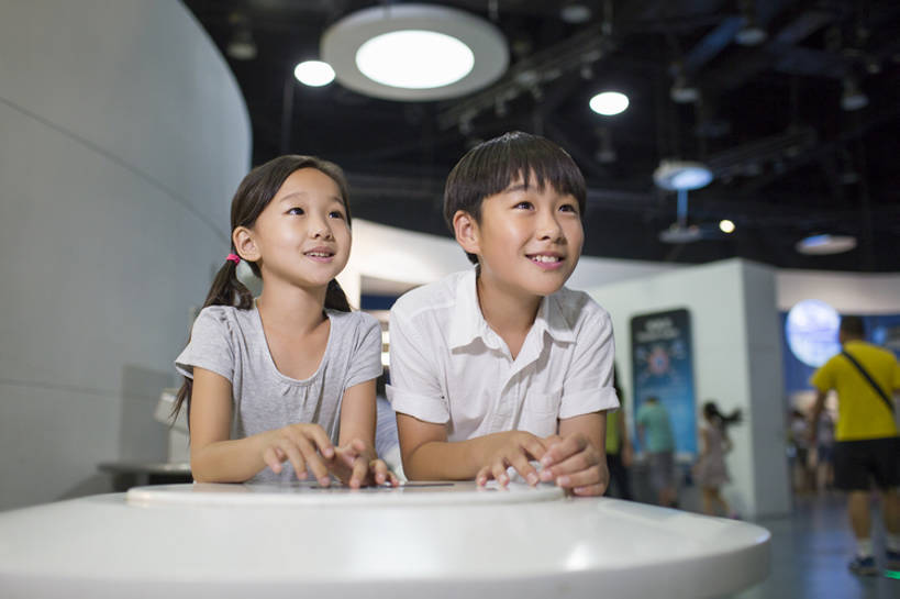 东方人,儿童,两个人,兄弟,姐妹,博物馆,站,笑,微笑,露齿笑,横图,室内,正面,快乐,友谊,幸福,纯洁,北京,中国,亚洲,行人,游客,游人,弯腰,并排,科学,首都,玩,休闲装,路人,旅客,小孩,看,靠,靠着,站着,休闲,短袖,放松,可爱,乐趣,亲密,童年,童趣,摄影,生长,生活方式,展览,享乐,亲情,拜访,童真,东亚,烂漫,无邪,陪同,中华人民共和国,北京市,京,北平,华北地区,朝阳区,陪伴,过客,无忧无虑,天真,男孩,男人,男性,女孩,亚洲人,中国人,孩子,站立,半身,彩图,旅行,欢乐,中国科学技术馆,男生,中国科技馆,好奇心,伴随,bj175