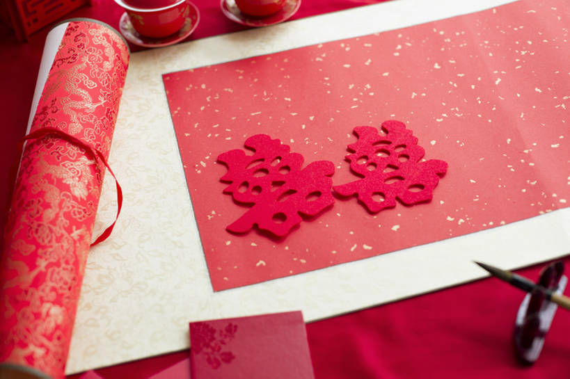 无人,横图,特写,留白,婚礼,快乐,幸福,运气,桌子,静物,杯子,北京,中国,亚洲,准备,花纹,风俗,庆祝,装饰,毛笔,图案,办公用品,一对,古典,结婚,浪漫,传统,文具,桌布,古代,红色,学习用品,喜庆,汉字,精神,摄影,纪念,卷,文具用品,仪式,风格,中国文化,典礼,古典风格,喜字,东亚,空白,制度,茶杯,彩图,高角度拍摄,影棚拍摄,高兴,请柬,传统文化,bj175